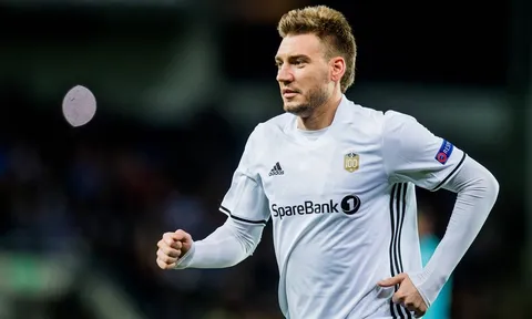 'Chúa tể' Bendtner lên ngôi vua phá lưới lần đầu tiên trong đời