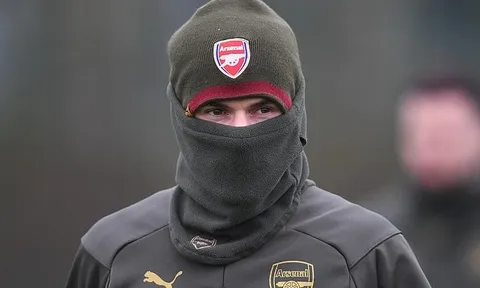 Ninja xuất hiện trên sân tập Arsenal trước đại chiến Man Utd