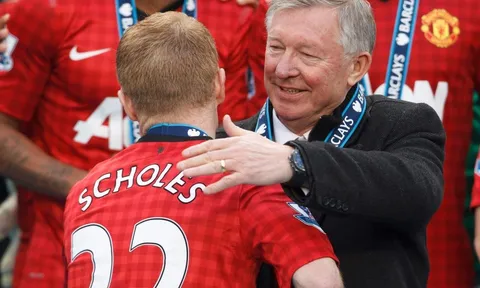 Đang dưỡng bệnh, Sir Alex vẫn "xuất hiện" trong lễ vinh danh Scholes