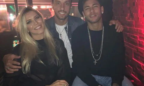 Neymar bị bắt gặp đang 'quẩy' tại quê nhà