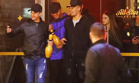 Sao Man City xả hơi bằng 'đại chiến' bowling