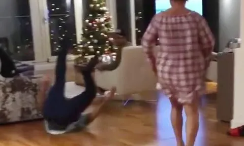 Gabriel Jesus té lộn nhào khi 'tỉ thí' bóng đá cùng mẹ
