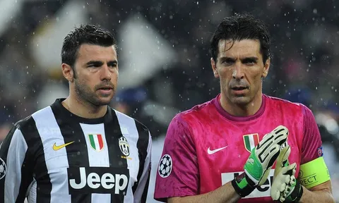 Nỗi đau chưa dứt, Buffon cùng Barzagli ngồi dự bị