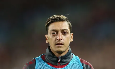 NÓNG: Arsenal có thể giữ chân Ozil