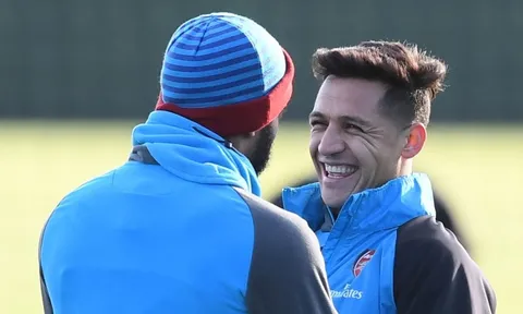 NÓNG: Có mặt Paris, Alexis Sanchez cập bến PSG
