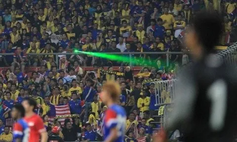Nóng! Fan Malaysia "chối đây đẩy" vụ chiếu lazer vào thủ thành Tấn Trường