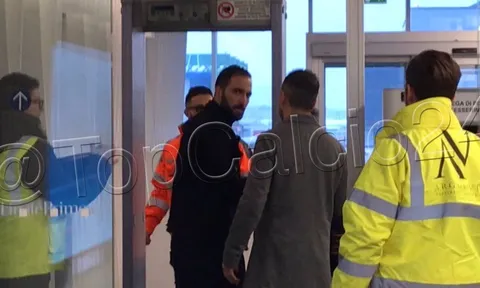 NÓNG: Higuain bay đến London, Sarri có "viện binh"