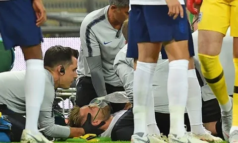 NÓNG: Luke Shaw lại gặp vận đen với chấn thương nặng, Mourinho thất thần trên khán đài