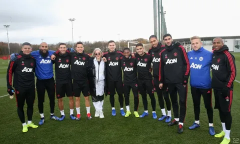 Nóng! Man Utd vô tình công bố tân binh đầu tiên trên sân tập