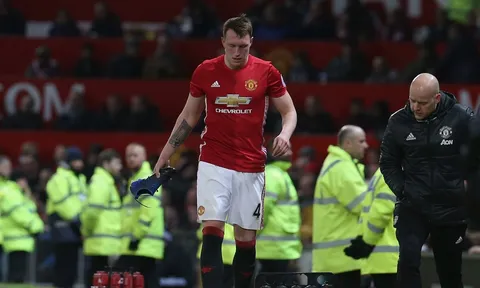 NÓNG: Phil Jones chấn thương, M.U nguy khốn