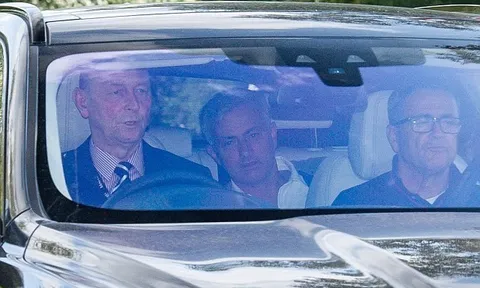 NÓNG: Sau một ngày 'biệt tích', Mourinho trở lại Man Utd với điệu bộ này đây