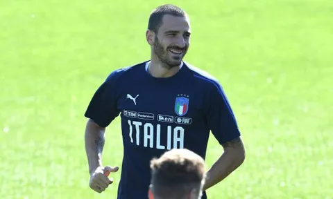 Nụ cười của Bonucci không thể xóa đi căng thẳng tại Italia