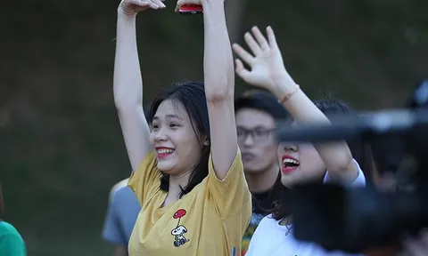 Du học sinh Việt trên đất Lào "thả thính" trò cưng HLV Park Hang-seo
