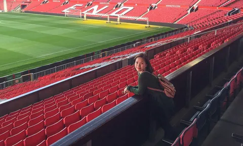 'Nữ thần' nhạc Việt thế hệ 8x, 9x bất ngờ đặt chân tới Old Trafford