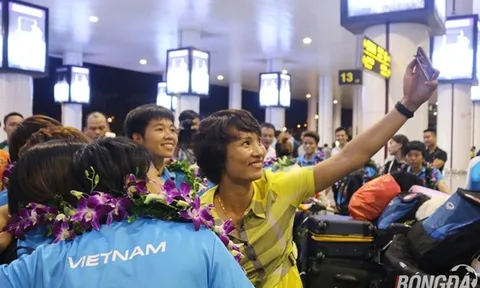 Những nhà vô địch SEA Games trở về trong sự chào đón của người hâm mộ