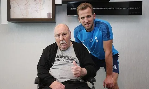 Ở tuổi 77, huyền thoại Jimmy Greaves đi xe lăn cổ vũ Tottenham trước trận đại chiến