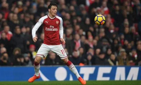 Oezil mất cơ hội đến Barca vì ăn chơi quá đà?