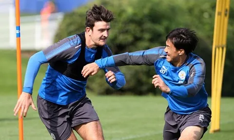 Okazaki chơi trò "cút bắt" trong buổi tập của Leicester