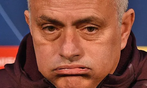 Mourinho nhắn với học trò: "Không chịu được áp lực thì ở nhà xem TV"