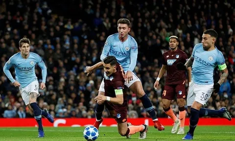 Otamendi kinh hãi khi thấy đồng đội "chơi dại" trong vòng cấm