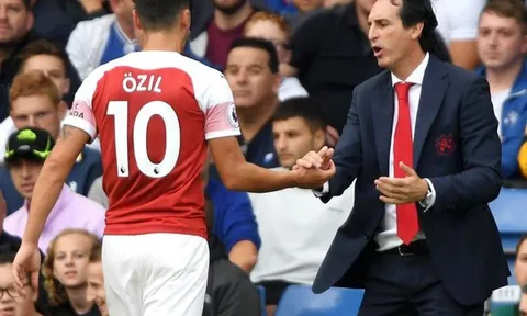HLV Emery nói lời bào chữa vụng về cho Ozil và Xhaka