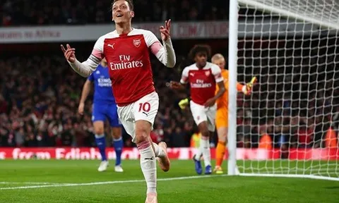 Ozil cần làm điều này để sáng ngang huyền thoại Bergkhamp ở Arsenal