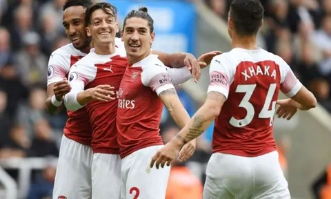 Ozil đã nói gì giúp Xhaka thực hiện thành công siêu phẩm đá phạt?