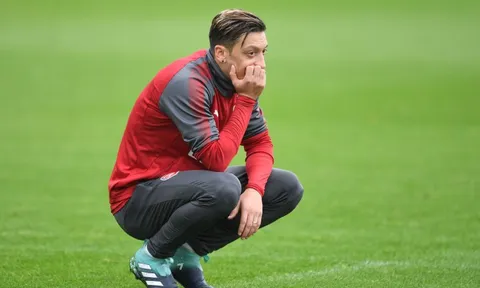 Ozil đòi đến Man Utd, HLV Wenger lên tiếng cảnh tỉnh