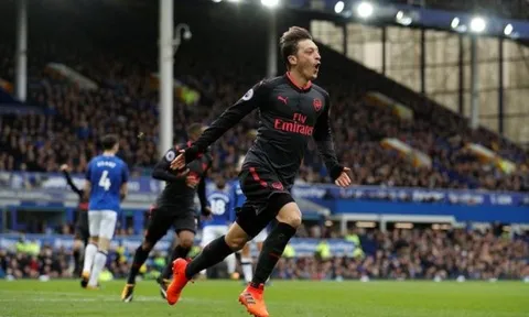 Ozil được CĐV đưa lên mây với màn trình diễn trước Everton