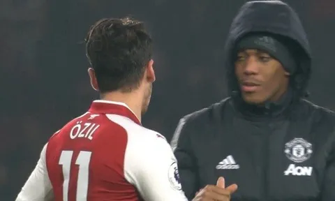 Ozil gây phẫn nộ vì “thả thính” Man Utd ngay trên sân