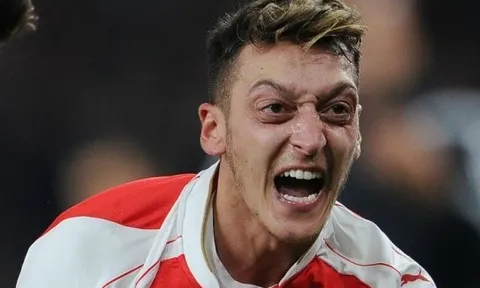 CĐV Arsenal mỉa mai tình huống Ozil nổi điên với đồng đội