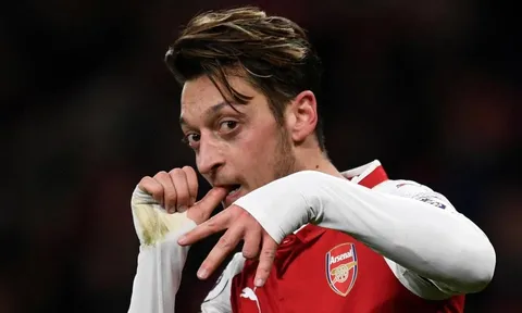 Ozil giữ liên lạc với Zidane, tính chuồn sang Real?