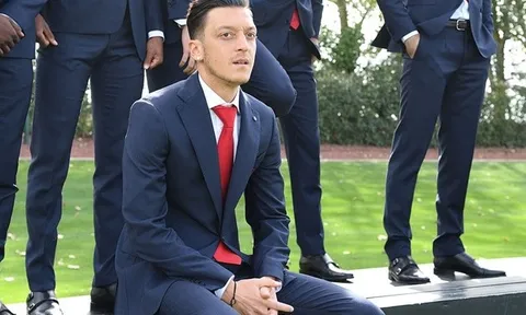 Ozil khiến fan nữ "rụng tim" khi diện đồ vest chụp kỉ yếu