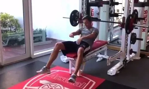 Ozil lủi thủi đẩy tạ ở phòng tập London Colney