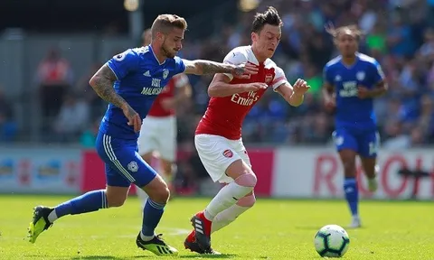 Ozil ngoảnh mặt với đồng đội, Emery nói gì?