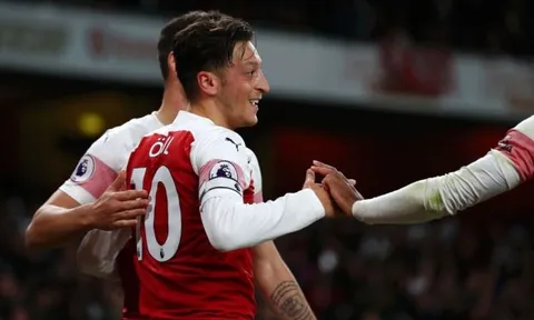 Ozil thăng hoa, Emery ra quyết định quan trọng về băng đội trưởng Arsenal