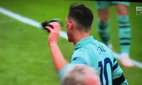 Sốc: Ozil giận dữ không bắt tay Emery, ném găng ngay trên đường biên