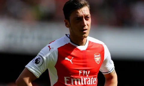 Ozil vật vờ như bóng ma khi đối đầu Man City