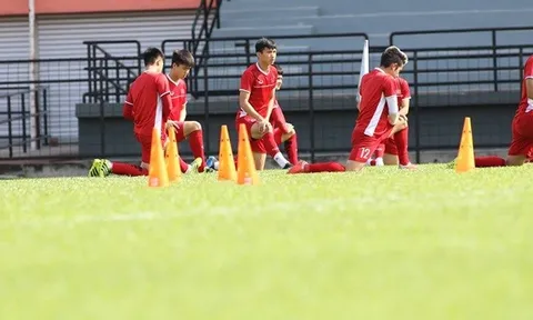 Vì sao thầy Park "lùa" cầu thủ ra sân tập giữa trưa?