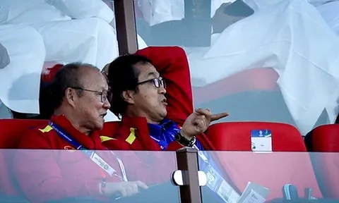 HLV Park cùng trợ lý trực tiếp xem Nhật Bản giành vé tứ kết Asian Cup
