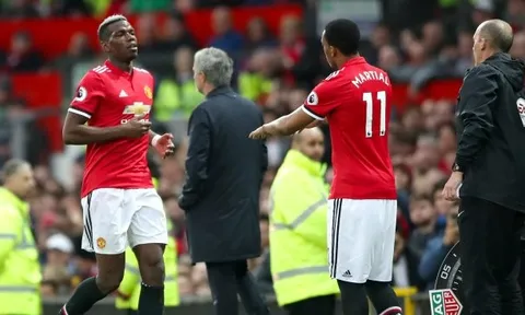 Fan Man Utd: Mourinho dành cả mùa hè để bán Pogba và Martial...