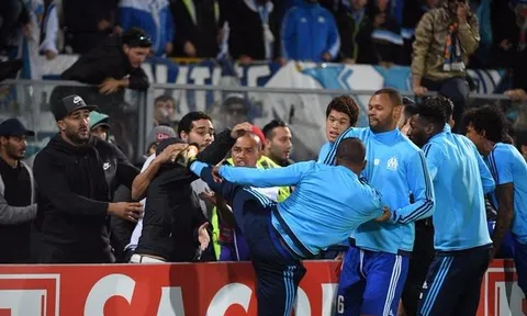 Patrice Evra và những cú kung-fu kinh điển trong bóng đá