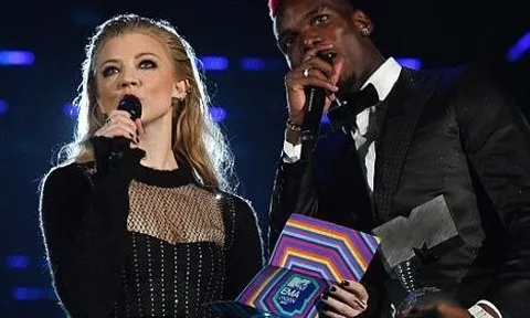 Paul Pogba cầm mic, sánh vai cùng Natalie Dormer tại MTV European Music