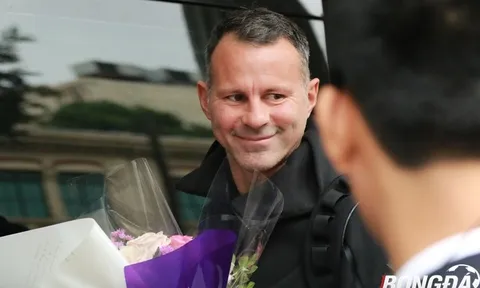 Paul Scholes lạnh lùng, Ryan Giggs tươi cười với NHM Việt Nam