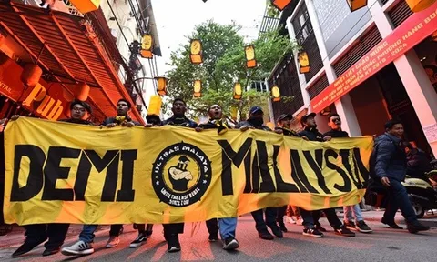 CĐV Malaysia náo loạn phố cổ Hà Nội trước trận chung kết