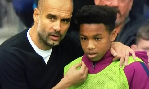 Pep Guardiola đã nói gì với cậu bé nhặt bóng?