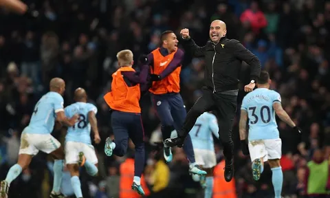Pep Guardiola vỡ òa khi Man City vượt ải phút cuối