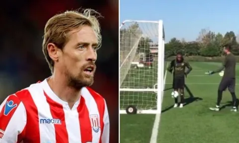 Peter Crouch đòi kiện Alexandre Lacazette ra tòa vì lý do này