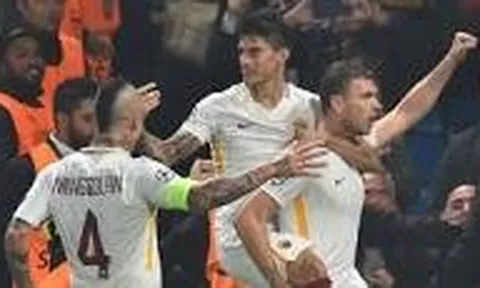 Pha bắt Volley thần thánh của Edin Dzeko trong trận đấu với Chelsea
