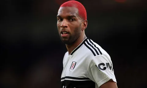 Pha bỏ lỡ khó tin của Ryan Babel trước Manchester United